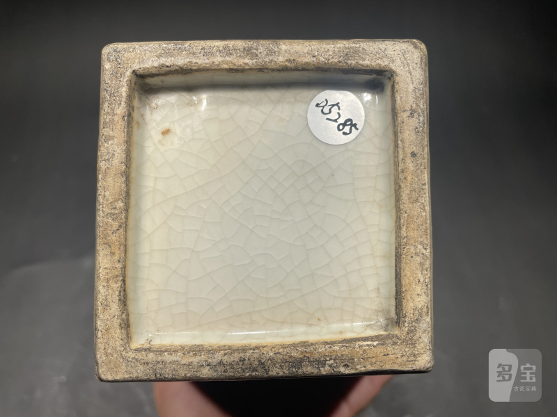 清乾隆 浆胎青花夔龙团寿纹方瓶 - 图9